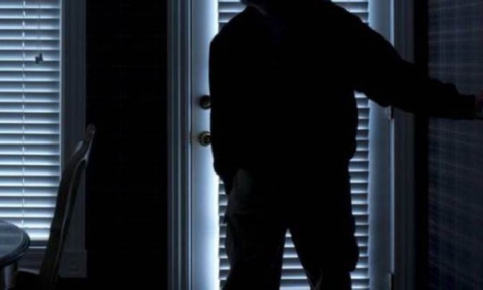 Mentre sono in vacanza, un senza fissa dimora occupa la casa di una famiglia per due giorni
