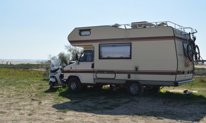 Schiacciato dal suo camper, pensionato muore in vacanza sotto gli occhi della moglie e degli amici