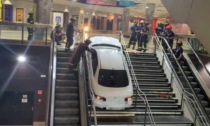 Ruba un'auto e fugge in metropolitana, ma rimane bloccato sulle scale