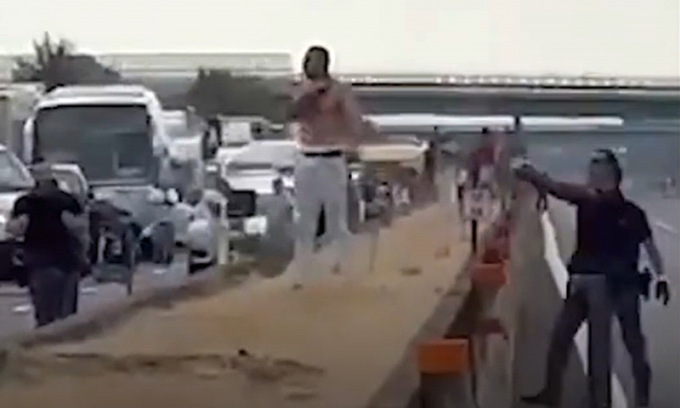 Il video del matto che ieri ha bloccato l’autostrada A1 lanciando sassi sulle auto