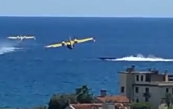Con la sua barca offshore sbarra la strada a un canadair che stava spegnendo un incendio
