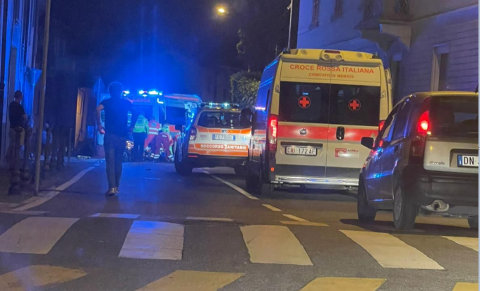 Investe quattro ragazze fuori da un locale e scappa: inseguito e linciato dalla folla