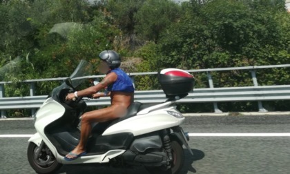 Sessantenne in scooter nudo in Autostrada: "Sto andando in spiaggia"