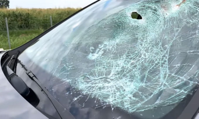 Sassi dal cavalcavia sulla A1, colpita anche l’auto di una parlamentare