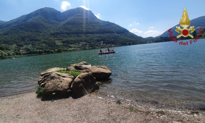 Si tuffa nel lago, ma non riemerge più: morto annegato un 21enne sotto gli occhi della famiglia
