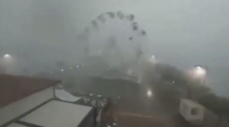 Maltempo: il video della ruota panoramica con le cabine che volano