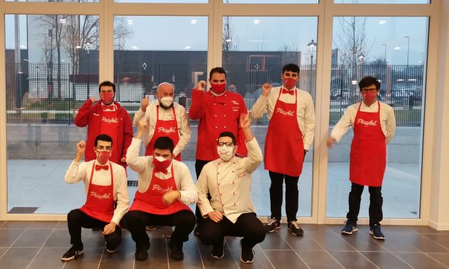 Bulli deridono i camerieri autistici di PizzAut e il titolare… gli offre una cena: “Scoprirete un mondo meraviglioso”