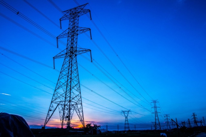Caro energia, c’è chi ci guadagna: le imprese che aumentano il fatturato del 60% e pagano pochissime tasse