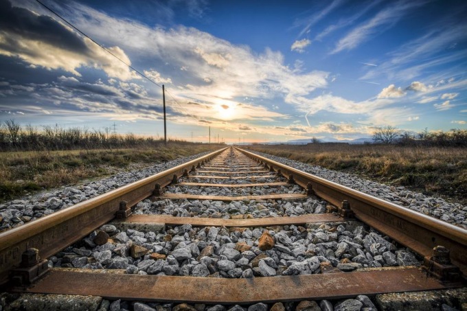 Operaio muore mentre lavora sulla ferrovia per un malore un’ora prima dello stop al lavoro per il caldo