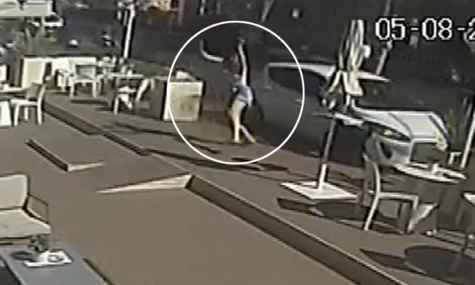 L’impressionante video della donna sbalzata da un’auto in fuga a Rimini