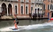 Il video dei surfisti nel Canal Grande di Venezia, il sindaco mette una "taglia": "Offro una cena a chi li riconosce"