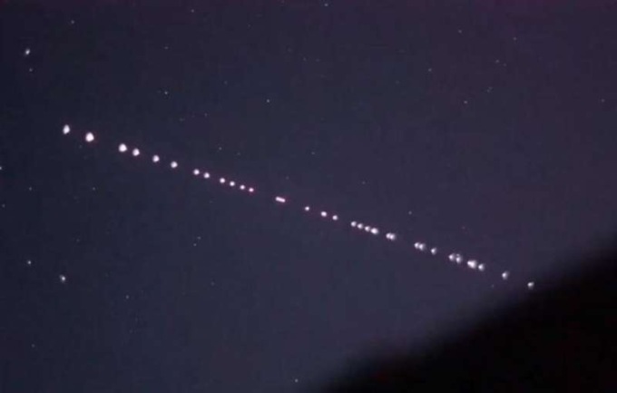 Sono arrivati gli alieni? No, è “solo” Elon Musk. Cosa è Starlink, la scia luminosa che ha invaso i cieli d’Italia