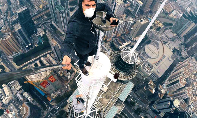Matto per il parkour, sale su una gru per farsi un selfie da urlo: recuperato dai pompieri
