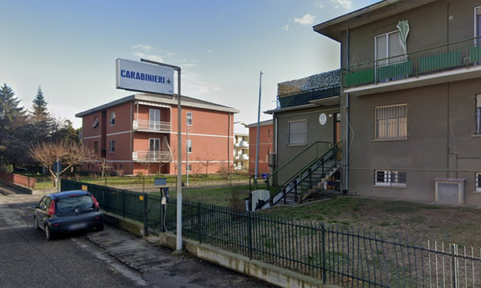 Insegue la moglie in auto e le spara davanti alla caserma dei Carabinieri