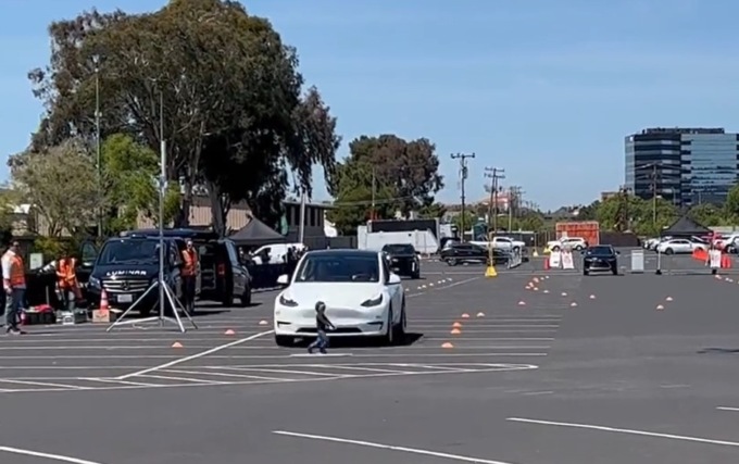 Tesla, quanti problemi: il pilota automatico non vede le moto (e neppure i bambini)