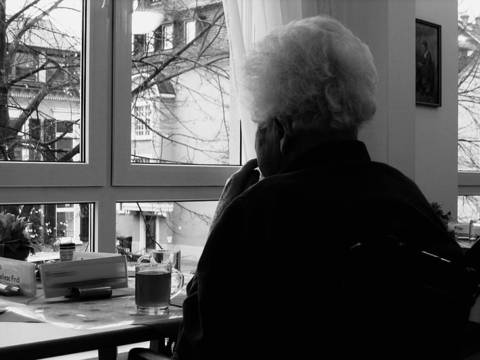 “Vostra madre è morta”: ma lei sta bene e all’obitorio c’è un’altra donna