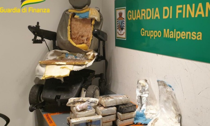 Finto disabile nascondeva 13 chili di cocaina nella carrozzina