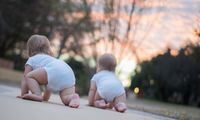 Partorisce due gemelli, ma scopre che i padri sono due uomini diversi