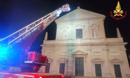 Si arrampica sul tetto del Duomo e si addormenta: portato a terra dai pompieri