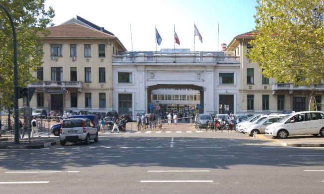 Scambia la finestra per una porta e precipita nel vuoto