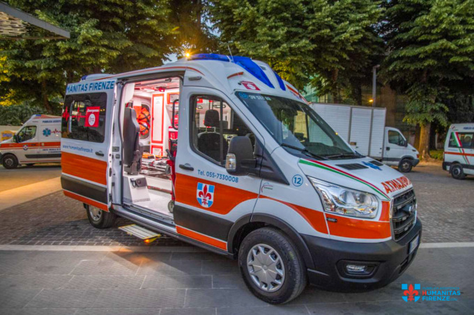Picchia il compagno e pure il soccorritore 18enne che lo sta caricando sull’ambulanza