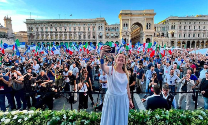 Meloni da Milano all’Europa: “Finita la pacchia, anche l’Italia si metterà a difendere i propri interessi nazionali”