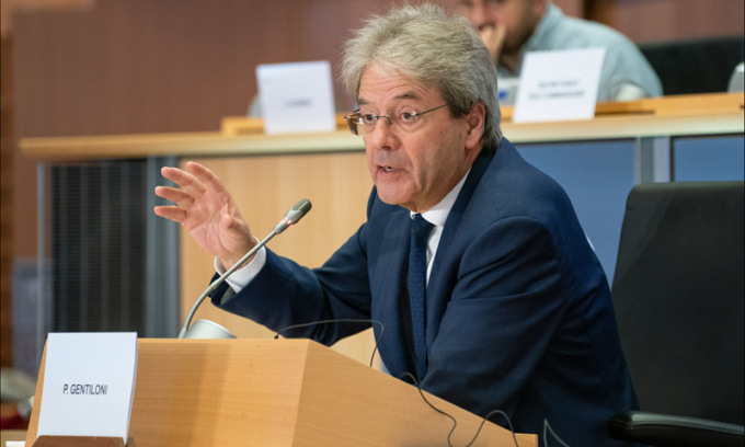 Taglio obbligatorio consumi elettricità, Gentiloni: “Basta ritardi o i cittadini non capiranno”