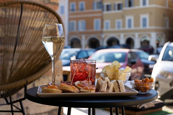 Rapina una banca poi va a farsi l’aperitivo al bar di fronte