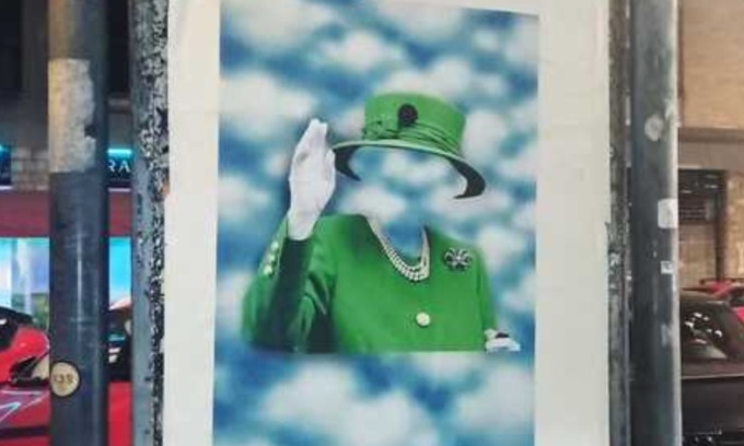 L’ultima opera del “Banksy torinese” dedicata alla regina Elisabetta