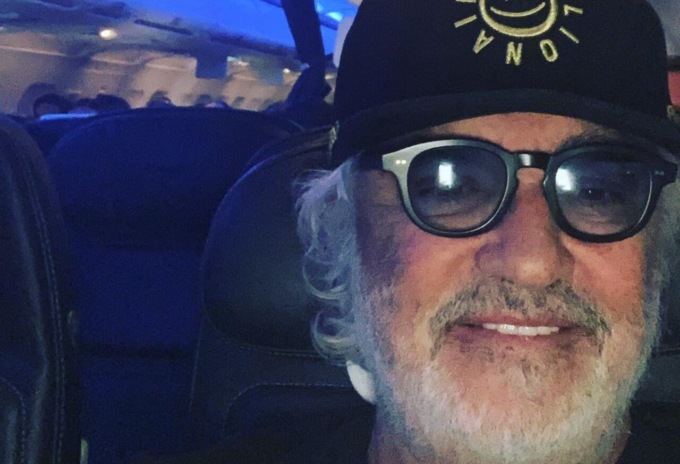 Briatore soccorre 100 migranti col suo yacht: “Trattati da bestie, serve il blocco navale”