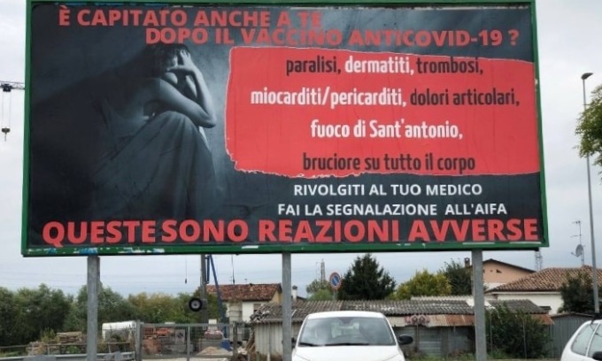 L’enorme cartellone No vax sulle reazioni avverse dei vaccini: “E’ successo anche a voi?”