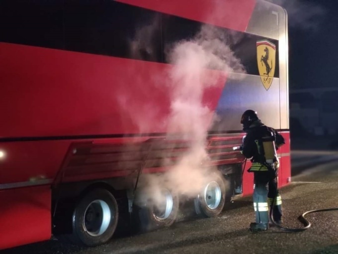 A fuoco il Tir della Ferrari diretto a Monza per il Gran Premio