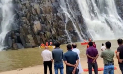 Tragico selfie di famiglia alle cascate: muoiono sei giovani