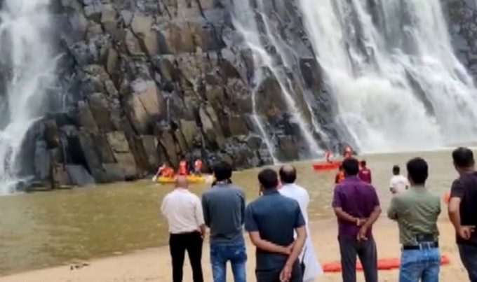 Tragico selfie di famiglia alle cascate: muoiono sei giovani