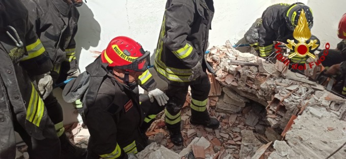 Crolla un solaio e travolge due operai: uno è morto, l’altro è grave