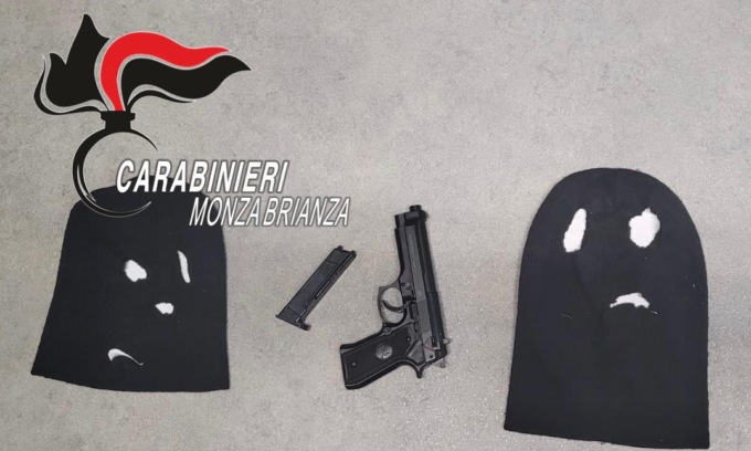 Lui e lei, vent’anni: si trasformano in rapinatori e puntano la pistola contro gli automobilisti