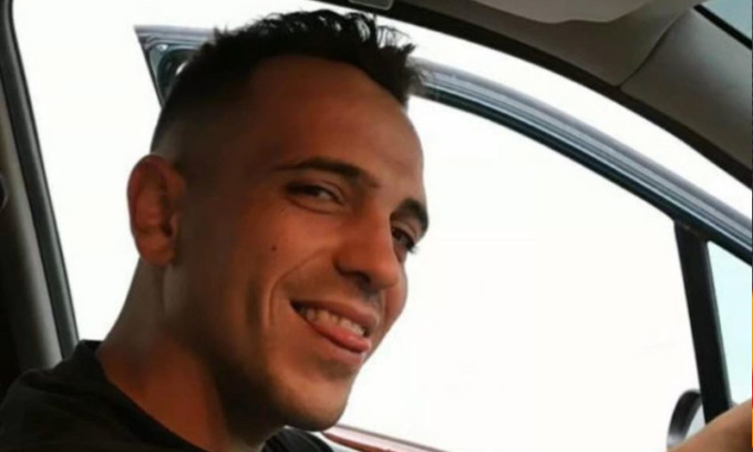 Accoltellato al cuore in un parcheggio, muore 31enne