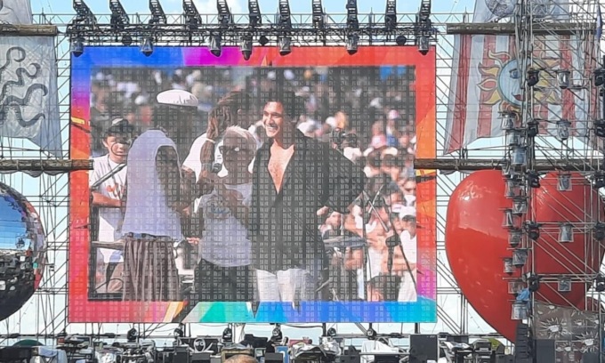 Tananai al Jova Beach Party di Milano riconosce la sua ex prof e la fa salire sul palco
