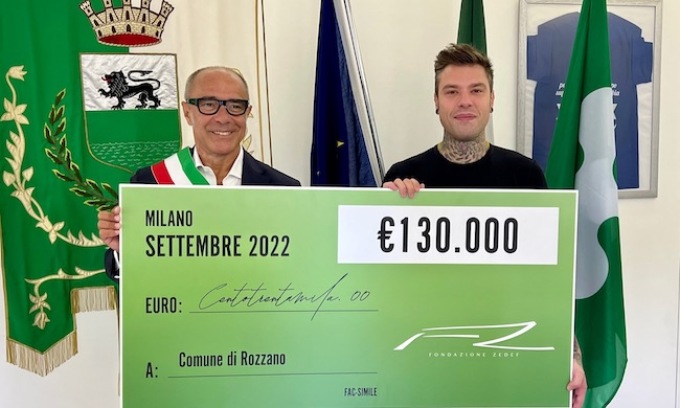 Dopo il successo, Fedez torna nel suo paese d’infanzia e dona 130mila euro per costruire uno skate park