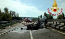 L'auto si ribalta e prende fuoco in Autostrada: muore bimba di 5 anni, feriti i genitori e la sorella