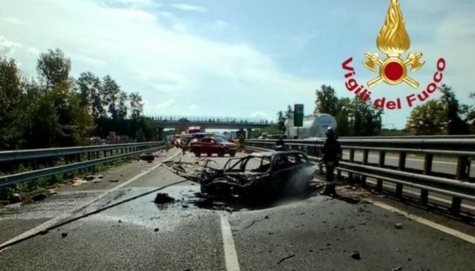 L’auto si ribalta e prende fuoco in Autostrada: muore bimba di 5 anni, feriti i genitori e la sorella