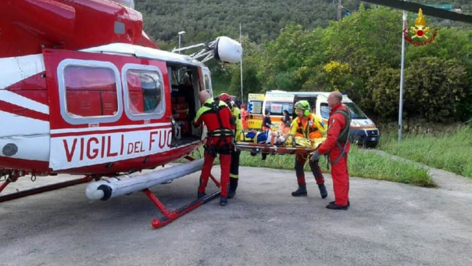 Undicenne si amputa un dito mentre taglia i funghi: i medici glielo reimpiantano