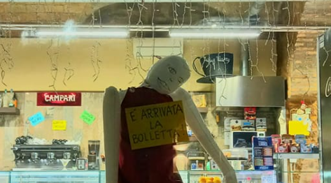 Manichino impiccato in vetrina: “E’ arrivata la bolletta!”