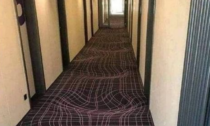 L'hotel coi tappeti tridimensionali per costringere i clienti a non correre