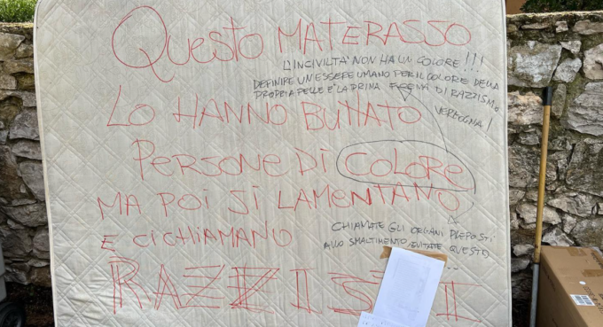 Stranieri espongono materasso in strada per il ritiro: razzisti li accusano di averlo buttato
