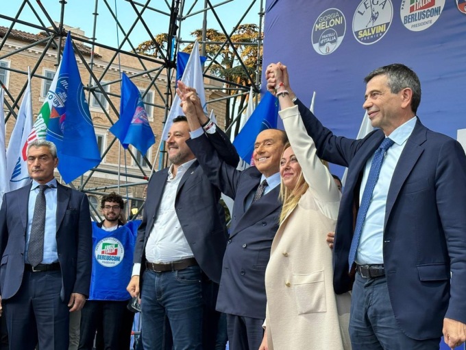 Salvini: “Dimissioni? Mai avuta così tanta voglia di lavorare”. Berlusconi: “Non ha mai lavorato…”