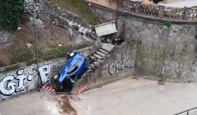 Auto precipita da un ponte: c’erano cinque ragazzi a bordo