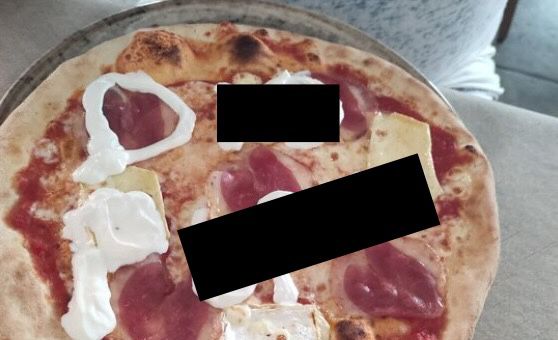Incredibile al ristorante: gli arriva al tavolo una pizza blasfema