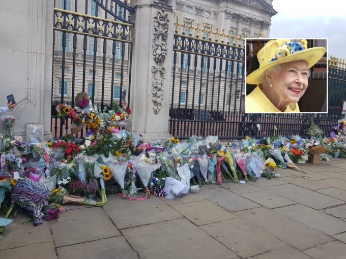 Migliaia di persone fuori da Buckingham Palace per dire addio alla Regina Elisabetta