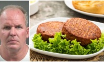 Produttore di hamburger vegani morde al naso un uomo in un parcheggio